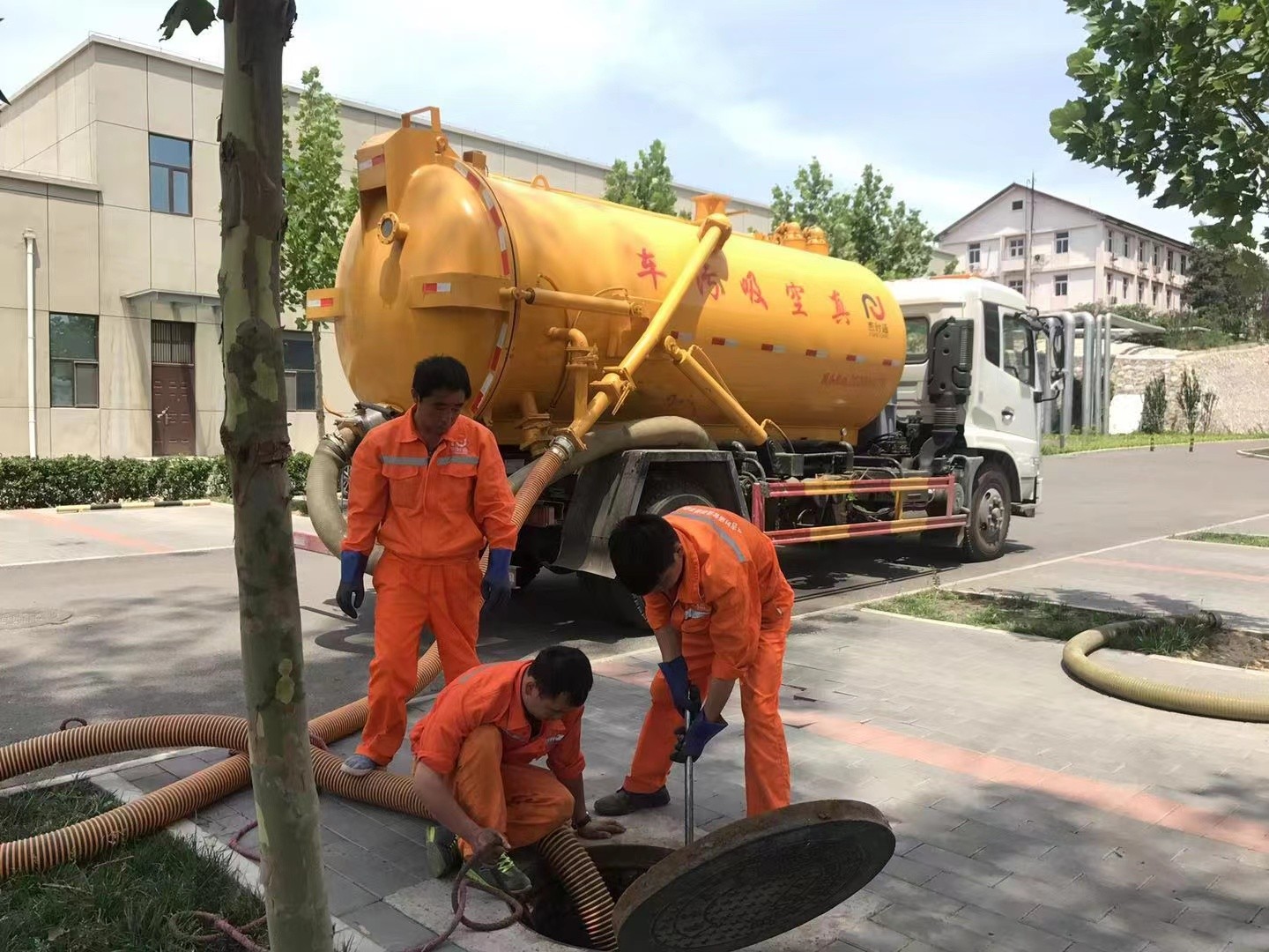 翠屏管道疏通车停在窨井附近